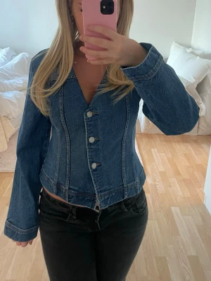 Jeansjacka - Helt ny figursydd jeansjacka från Only.