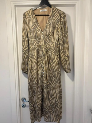 Adoore klänning - Superfin lång Adoore klänning med zebra print!! Lite uttaget i tyget på armen men det syns inte när man har den på!