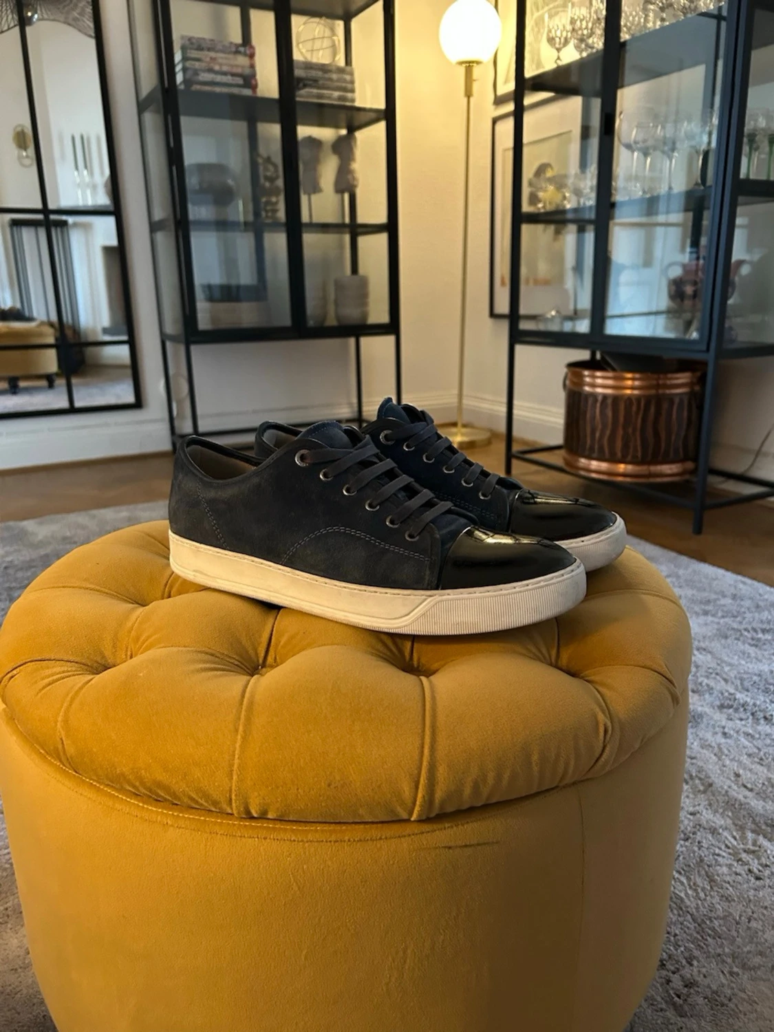 Mörkblå sneakers med lackdetalj - 1
