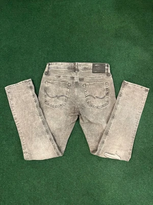 Jack & Jones jeans - Jack & jones jeans, Storlek W30 L32. Jeansen är i otroligt bra skick och nästan som nya. Jeansen har även en riktigt goa slitningar. Hör av er vid minsta funderingar!