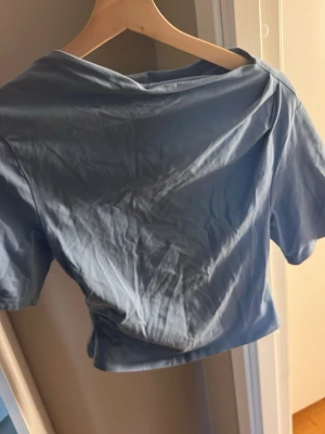 Blå skön sommar tröja  - En jätte skön blå t-shirt som är format lite som en axeltröja. 