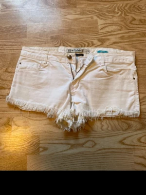 Vita jeansshorts - Säljer ett par vita shorts från Zara. Perfekta för sommaren! Skriv vid minsta fundering! Passar både S-M 💕