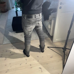 G-star jeans - Säljer ett pr tvär feta g-star jeans i storlek 30/32 | mycket bra skick, knappt använda |  | sjukt snygga slitningar och shade | kom privat för fler frågor!