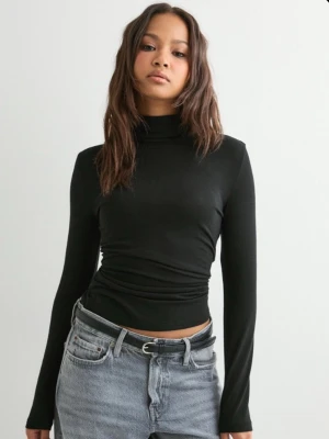 Svart polotopp med lång ärm - Snygg svart polotopp med lång ärm och tight passform. Perfekt att styla med jeans eller kjol för en clean look. Tillverkad i mjukt material som sitter skönt mot kroppen och ger en stilren siluett. Fråga gärna om ni vill ha fler bilder eller undrar något ❤️