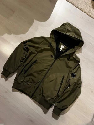  C.P. Company windbreaker - Säljer denna feta C.P Company jackan som passar perfekt till våren/sommaren då det inte blir så varmt i Sverige. Storlek M passar från storlek 180-190 cm. Skriv till mig vid funderingar. Priset går att diskuteras vid snabb affär 💫