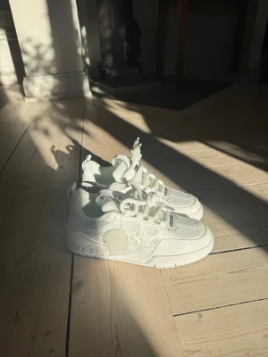 Vita L V skor  - Snygga vita skor, vill bli av med dom aldrig använt. Öppen för byten eller pris förslag