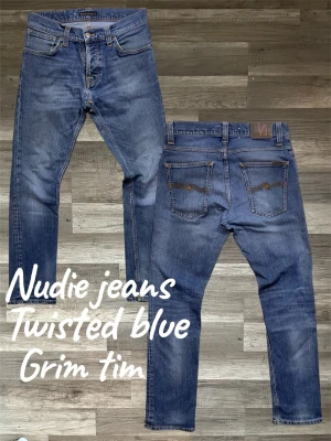 Nudie Jeans Grim Tim blå denim - Modell grim Tim Storlek: 32/32 Twisted blue  Snygga fades och goa o ha på sig Fram Fickorna har tyvärr hål i men de går att sy igen  Mått: Midja 40cm Längd 100cm Benöppning 18cm Lår 25cm  Skriv om ko har frågor! Fraktas samma eller nästa dag🚛📦