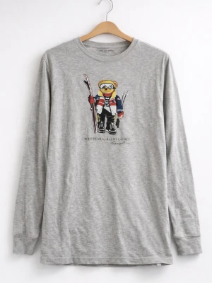 Grå långärmad tröja Polo Ralph Lauren barnstorlek XL - Säljer en grå långärmad tröja från Polo Ralph Lauren i storlek XL barnstorlek. Tröjan har ett coolt tryck med Polo Bear i skidkläder på bröstet. Materialet är mjuk bomull och passformen är normal. Perfekt för dig som gillar streetwear med en sportig touch.