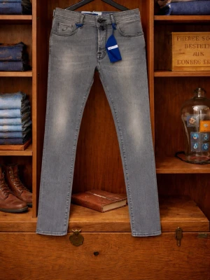 Helt nya Jacob Conën bars - Helt nya jeans, passar dig som vill ha ett par exklusiva jeans för att bra pris. Pris inte hugget i sten vid snabb affär  Deras pris: 6000kr Mitt pris: 1299kr  Mått: W28 Längd 100cm Innerlår 82cm Ben öppning 16cm Midja 36cm