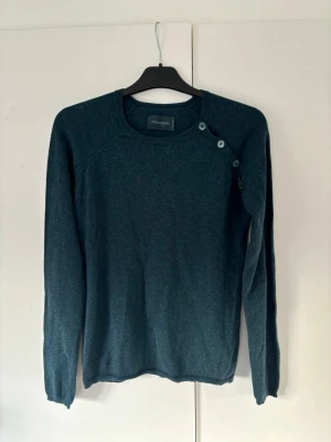 Zadig Voltaire stickad tröja dam s - En superfin Kashmir ull tröja av högsta kvalite i storlek s dam säljes. Väldigt unik och elegant plagg perfekt nu till vår och sommaren. Inga hål eller fläckar i utmärkt skick och jättefin passform! 