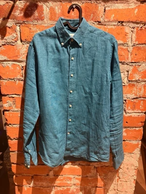 Linneskjorta - Linneskjorta från John Henric i en Petrol-färg, inte använd särskilt mycket och säljs därför! Strl S