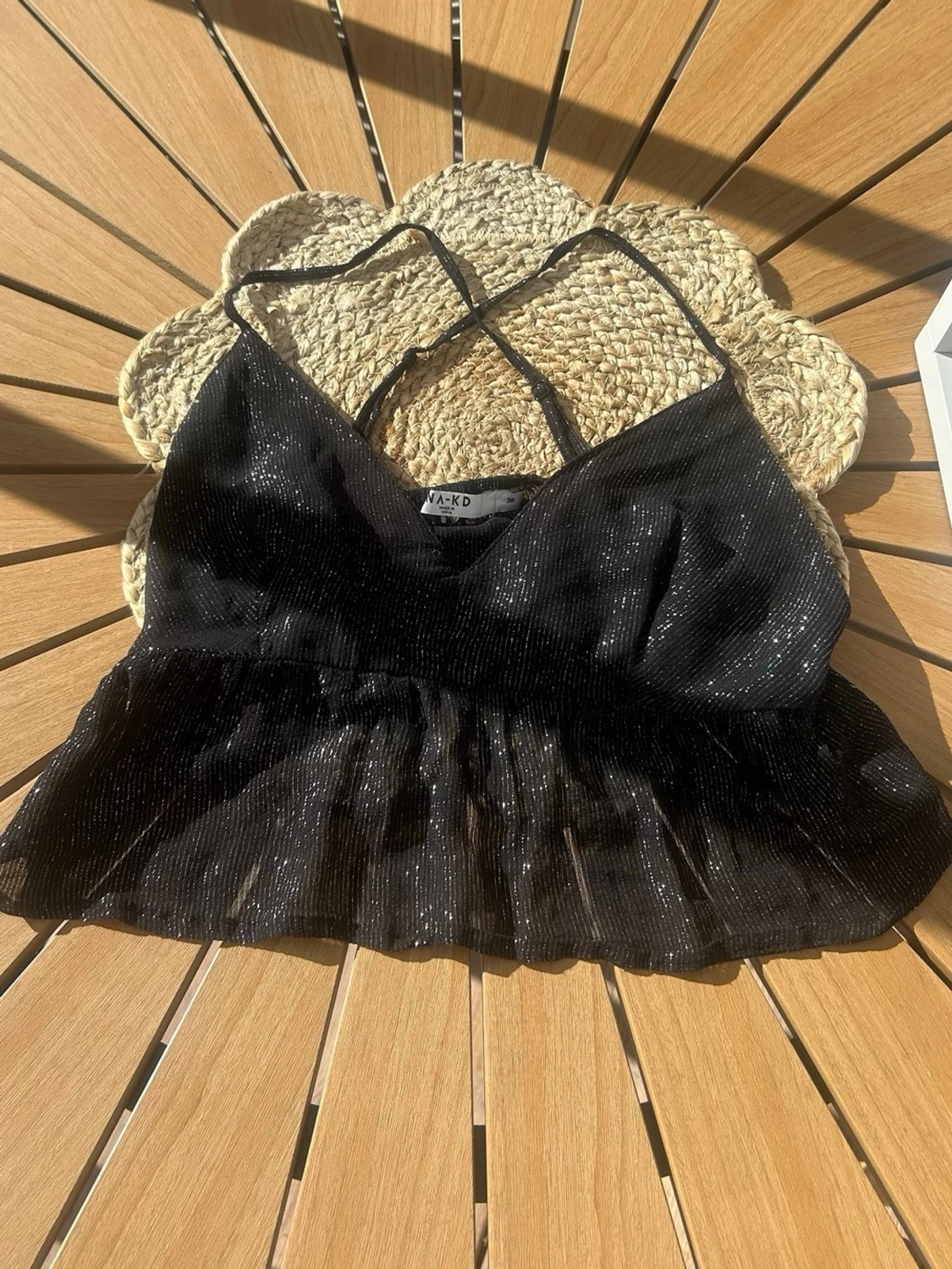 Glittrig svart festopp från NA-KD