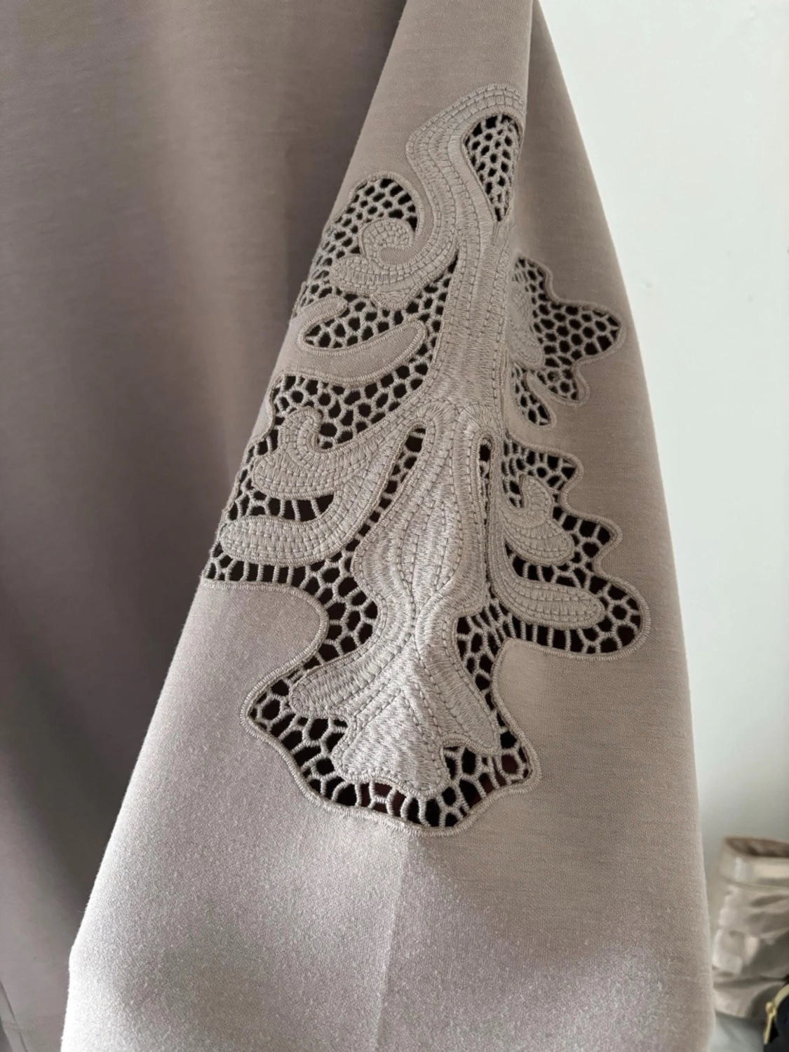 Beige sweatshirt med broderade ärmar från Kappahl  - 1