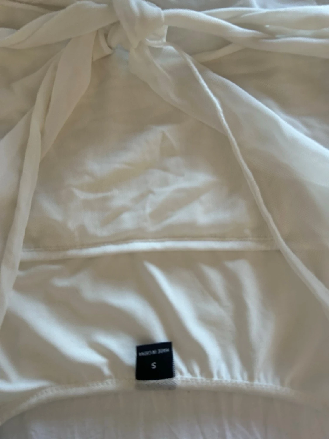 Vit offshoulder blus med knytband - 1