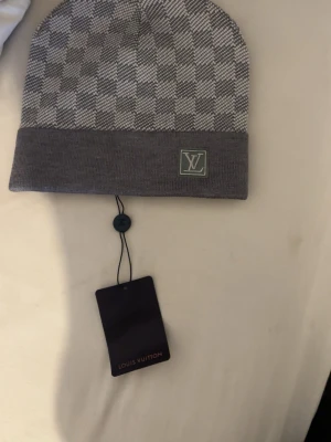 Grå mässa - Grå mössa med mönster pris kan diskuteras 