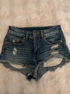 Blå jeansshorts - Säljer ett par blå jeansshorts som är ganska korta i benen. De är från hm och u storlek 34💕 