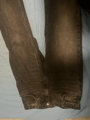 Svarta flared jeans  - Säljer ett par svarta flared jeans från Zara. Jeansen har klassisk femficksdesign och är tillverkade i ett slitstarkt denimtyg. Perfekta för dig som gillar en enkel och stilren look. Pris kan diskuteras👑