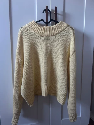 Gul stickad tröja med slits - Mysig gul stickad tröja med slits på sidan❣️ perfekt nu till våren och sommaren🌷