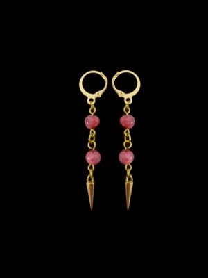 Guldörhängen med rosa pärlor och spikes - Snygga örhängen i guldfärgad metall med två rosa pärlor på varje örhänge och en spetsig spike-detalj längst ner. Hängande modell med cool kedjedesign som ger en edgy vibe. Perfekta för dig som vill sticka ut med dina accessoarer.