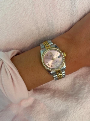 Klocka -  Snygg damklocka, som ny. Extra länkar medföljer vid behov för att göra klockan större 🩷