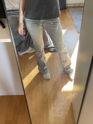 Grå bootcut jeans  - Snygga grå lågmidjade jeans från Gina tricot i storlek 34. Dem passar mig i längden ganska bra, och jag är typ 162cm. Bra skick! Köp gärna via instabox.                            Skicka privat för fler bilder
