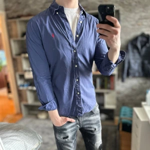 Ralph Lauren skjorta - Slil Fit, Mycket fint skick, lite urtvättad bara. Nypris ca 2000kr. Storlek M, passar dig som är 175-185cm ungefär. Skriv för mer information!🤝