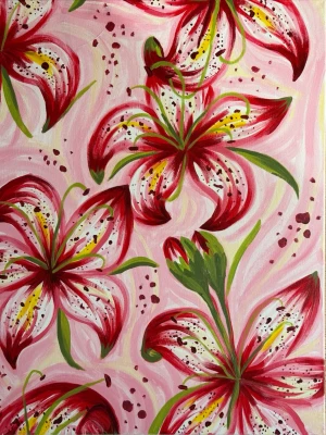 Blommig tavla i rosa och rött - Unikt handmålat konstverk med stora liljeliknande blommor i rött, vitt och gult på en rosa bakgrund. Tavlan har gröna blad och abstrakta färgstänk som ger en livlig känsla. Jag har målat den själv. Det är akryl på canvas, 65x82 cm