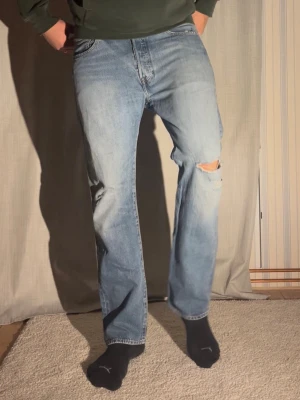 Levi’s 501 32/30 - Säljer nu dessa galet feta jeansen från Levis  storlek 32/30 Modellen är 188cm och väger 78kg  Total längd: 99 Benöppning: 20 Midja: 42  Priset kan som alltid diskuteras, hör av er vid minsta fundering! Mvh Charlie