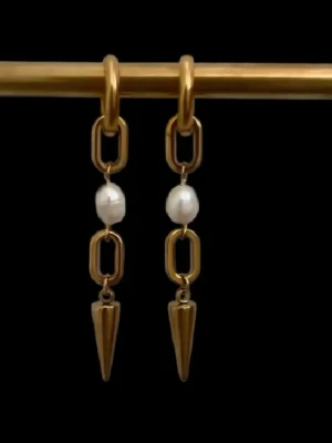 Guldiga örhängen med sötvattenpärla och spikdetalj - Priset avser ett par örhängen. Matchande halsband finns i en separat annons. Finns även i silverfärg.  Material: Guldpläterat rostfritt stål och sötvattenpärla Längd: ca 5,0cm Nickelfria och handgjorda