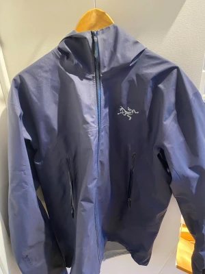 Arc’teryx Beta Jacket – M - Jackan är äkta och som ny ( kvitto finns ). Extremt bra pris redan, så går ej ned mycket!   Hör av dig i DM så hjälper jag dig där :)