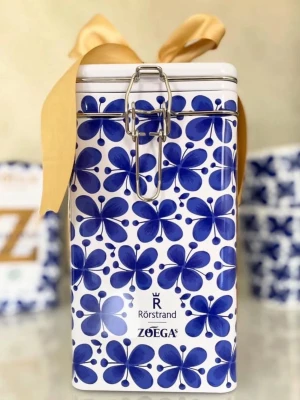 Blåvit kaffeburk Rörstrand Zoégas - Säljer en snygg kaffeburk från Rörstrand i samarbete med Zoégas. Burken är vit med blått blommönster och har en metallklämma för förslutning. Perfekt för att förvara kaffe eller te och blir en fin detalj i köket.