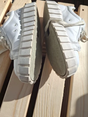 Eytys  Vita chunky sneakers med räfflad sula 36 - Säljer ett par vita sneakers fr eytys i stl 36  med riktigt chunky och räfflad sula. Skorna har lågt skaft och är gjorda i slätt läder eller konstläder. Klassisk snörning och minimalistisk design utan synliga loggor. Perfekta för dig som gillar streetwear och vill sticka ut.