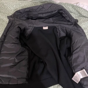 Svart dunjacka från Moncler - Moncler Cardigan.  Storlek S.  Priset kan diskuteras.