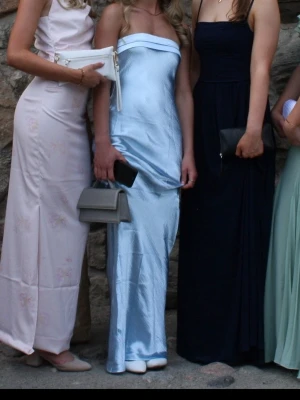 Balklänning - Säljer min ljusblåa balklänning jag hade förra året🩵🩵Finns defekter se sista bilden. Små trådar som sticker ut till exempel men går att klippa av. 