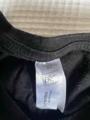 Svart t-shirt från B&C Collection - En klassisk svart t-shirt från B&C Collection för kvinnor. T-shirten har rund halsringning och är tillverkad i mjukt material som känns skönt mot huden. Enkel och stilren design som passar till det mesta.