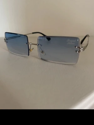 Solglasögon  - Aldrig använda, nypris 499kr. Säljs ej längre.