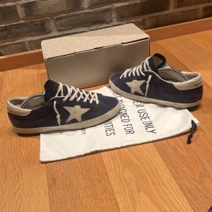 Golden goose  - En skit snygg och eftertraktad sko som inte går att köpa länge på nätet. Golden goose navy blir superstar, vid snabb affär kan vi ta lägre pris 