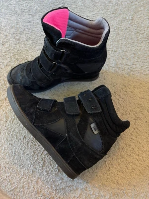 Kilklackar fejk Isabell marant 36 - Supersnygga kilklackar som liknar Isabell marant skor. Inga defekter på insidan samt undersidan. Se bilderna för skornas skick💕💕