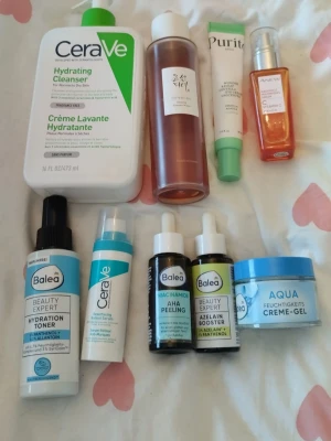 Hudvårdsset med CeraVe, Beauty of Joseon, Anew Balea & Purito - Ett hudvårdsset med rengöring, toner, serum, kräm och ögonkräm från CeraVe, Balea, Beauty of Joseon, Purito och Anew. Innehåller produkter som hydrating cleanser, hydration toner, AHA peeling, azelaic booster, aqua creme-gel och vitamin C-serum. Perfekt för en återfuktande och fräsch bas. Röda linjen på bilderna visar hur mycket är kvar i produkterna. 