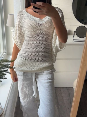 Vit topp  - En supersnygg topp i off white färg🍋🌊🤍