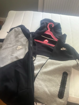 Nike tech flecce tracksuit tröja och byxa - Snygg tracksuit från Nike säljer för extremt billigt så skynda på och köp storlek 158-164