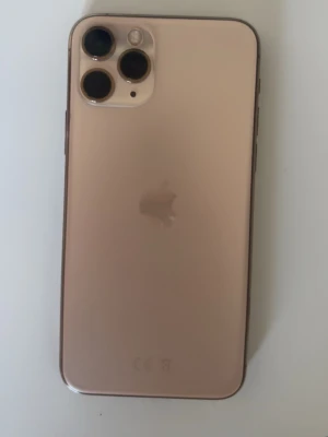 iPhone 11 Pro  - iphone 11 pro, med batterihälsan 70%[går att byta ut] mobilen är inte sönder nånstans förutom att den har repor på sidan av mobilen som man egentligen inte ser så bra. inget laggar den funkar bra förutom att batterihälsan är dålig och ligger på 70%. 