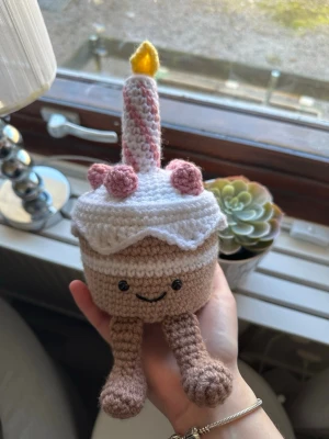 Virkad jellycat tårta - Virkad jellycat tårta med rosa bär på. Den har säkerhetsögon som inte är lämpliga för barn under 3 år💗