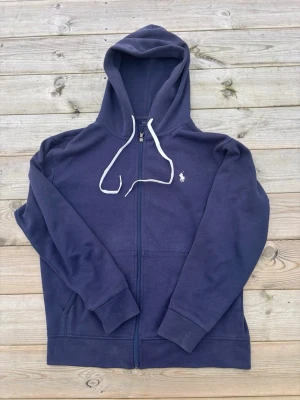 Ralph Lauren zip hoodie - Säljer en zip hoodie från Ralph lauren som passar storleken S. Mycket bra skick! Kom gärna med frågor och budförslag