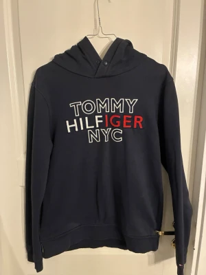 Tommy Hilfiger Huvtröja - Marinblå hoodie från Tommy Hilfiger. Fint skick, kom med frågor om du har det!