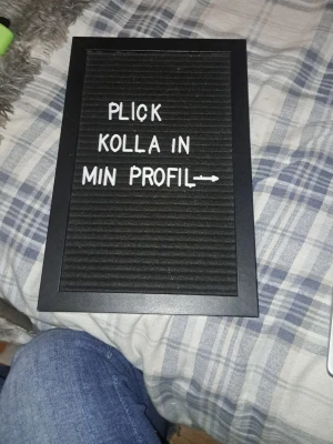 Svart bokstavstavla med vita bokstäver - Säljer en svart bokstavstavla med ram och vita plastbokstäver. Perfekt för att skriva egna meddelanden eller citat. Tavlan är rektangulär och bokstäverna kan enkelt bytas ut. En påse med extra bokstäver medföljer.