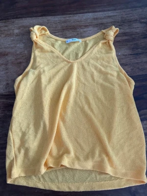 Gult sommarlinne - Sitter som en M