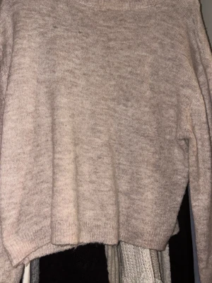 Beige stickad tröja med rund hals - Mysig beige stickad tröja med rund halsringning och långa ärmar. Den passar till nästan allt och säljer den pågrund av att jag inte har någon användning av den. Jag skulle säga att den ser helt ny ut eftersom att den använts 3 gånger. Och den är ifrån lager 157. Passar dig i strl S och Xs