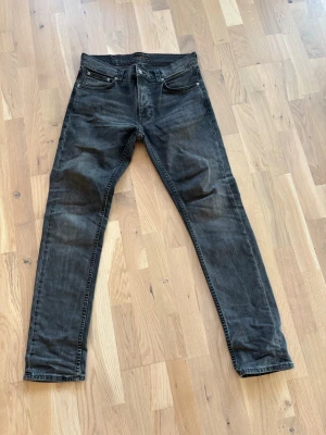 Svarta slim fit jeans från Nudie - Snygga svarta/mörkgråa slim fit jeans från Nudie Jeans. Sitter väldigt bra. Skriv om ni har frågor!!! Pris ej hugget i sten.