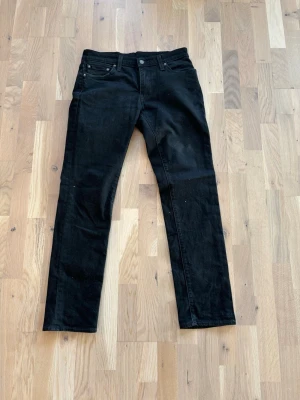 Svarta jeans från Levi's - Snygga svarta jeans från Levi's 501 . Normalt används med ett bra skick. Lite lösare i storleken. Skriv om ni har frågor!!! Pris ej hugget i sten.